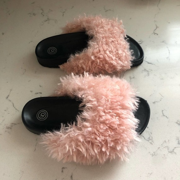 URBAN Outfitters NEW Blush Pink Faux Fur Comfy Contoured Slides Size 6 - Picture 3 of 7